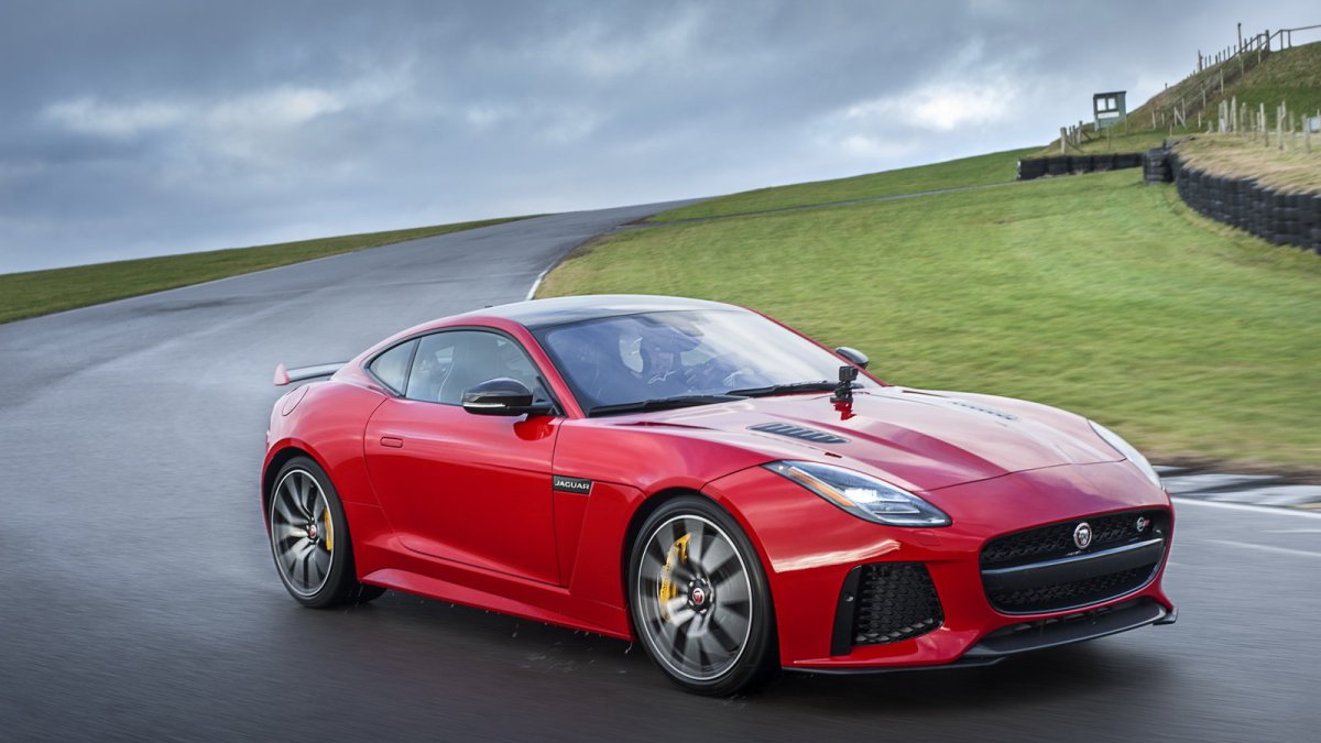 Jaguar F-Type dostal v rámci modernizace lepší interiér a novou verzi 400 Sport.