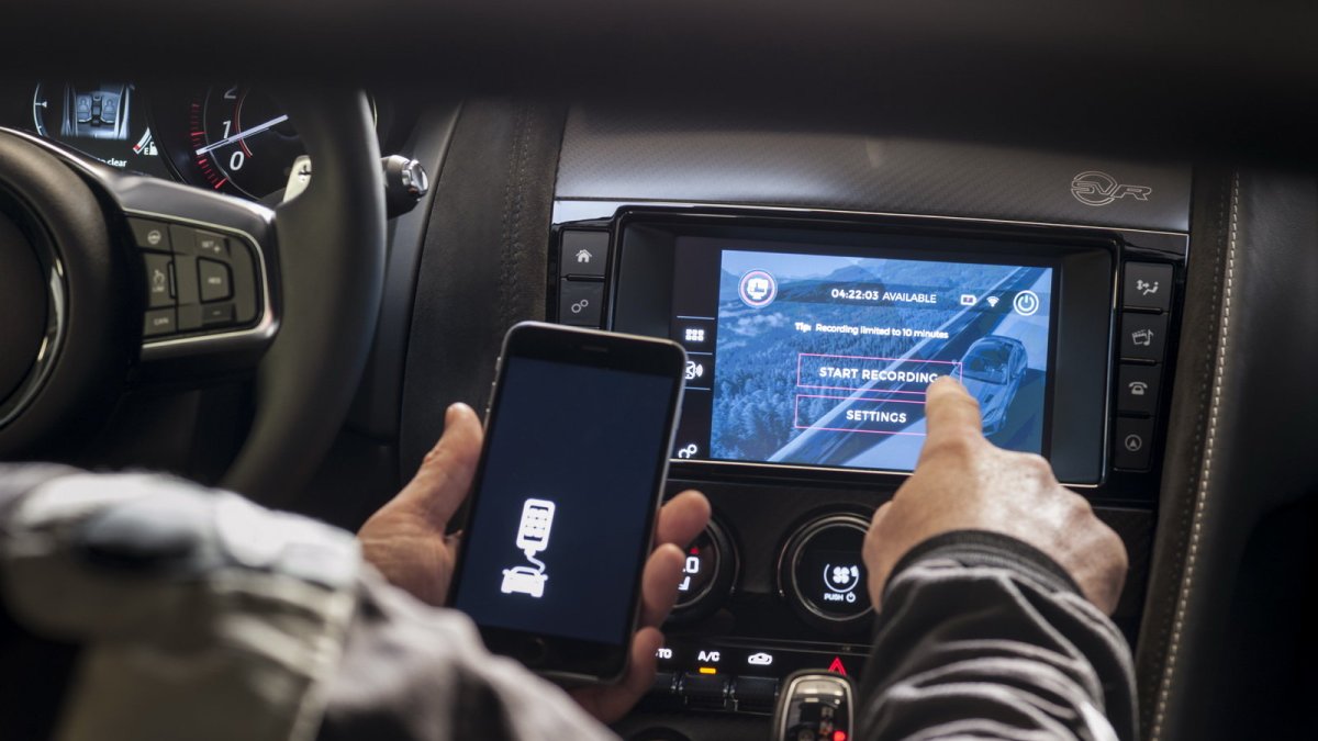 Jaguar F-Type dostal v rámci modernizace lepší interiér a novou verzi 400 Sport.