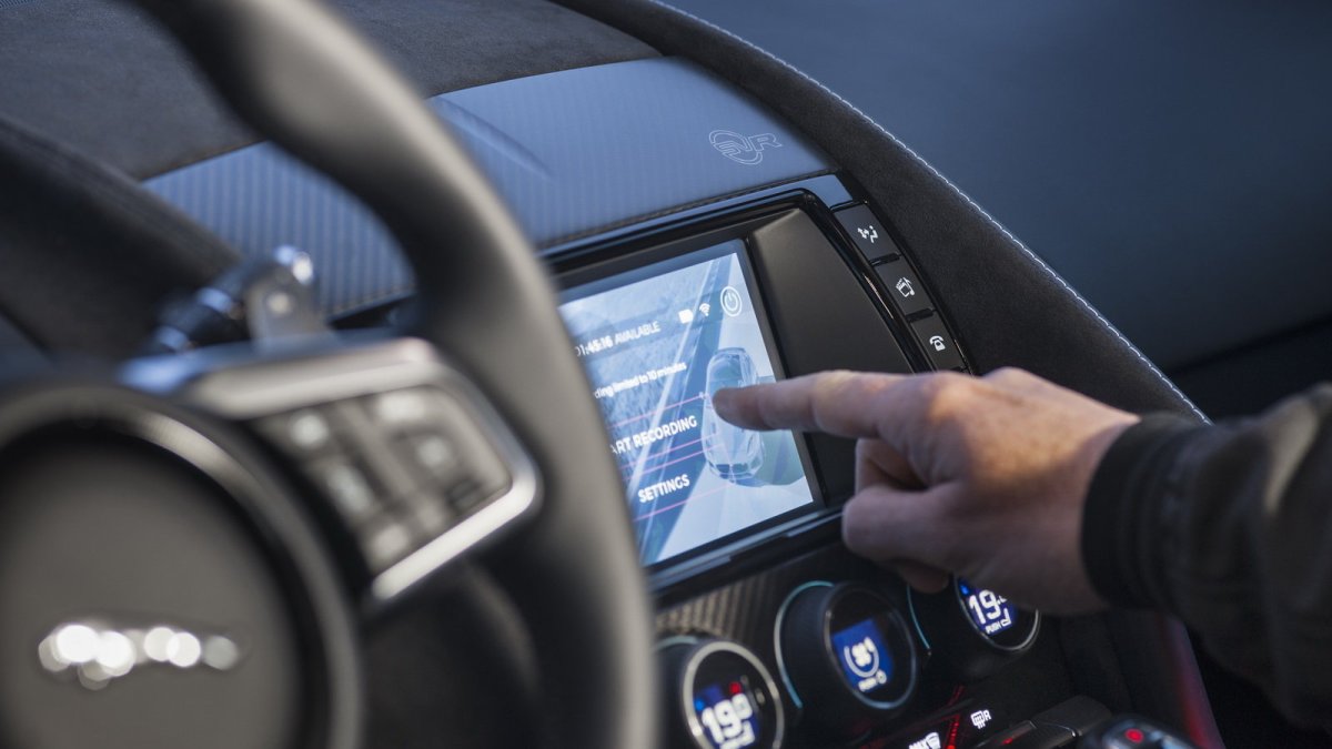 Jaguar F-Type dostal v rámci modernizace lepší interiér a novou verzi 400 Sport.