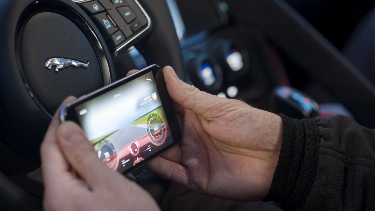 Jaguar F-Type dostal v rámci modernizace lepší interiér a novou verzi 400 Sport.