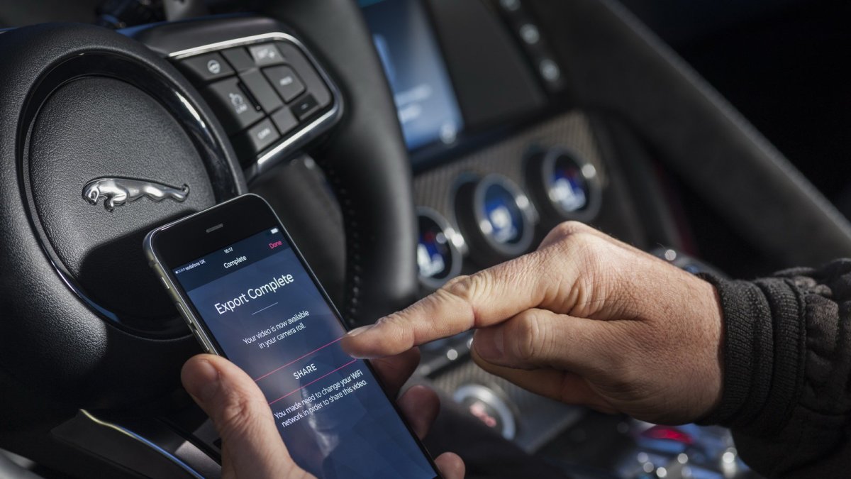 Jaguar F-Type dostal v rámci modernizace lepší interiér a novou verzi 400 Sport.