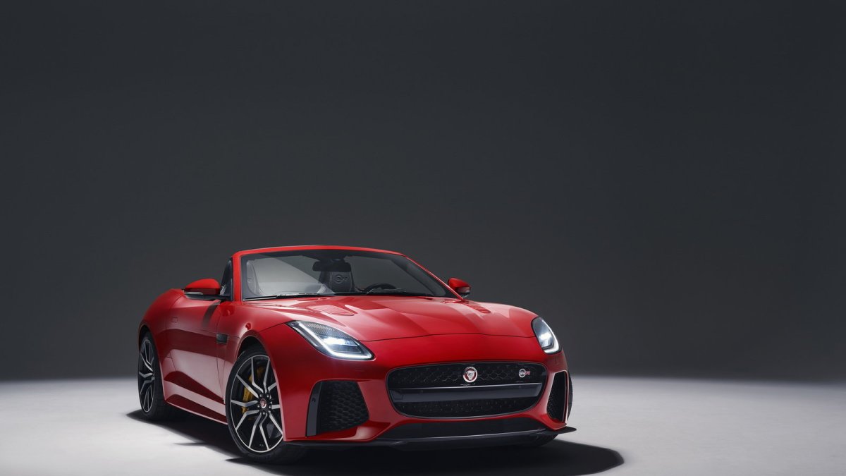 Jaguar F-Type dostal v rámci modernizace lepší interiér a novou verzi 400 Sport.