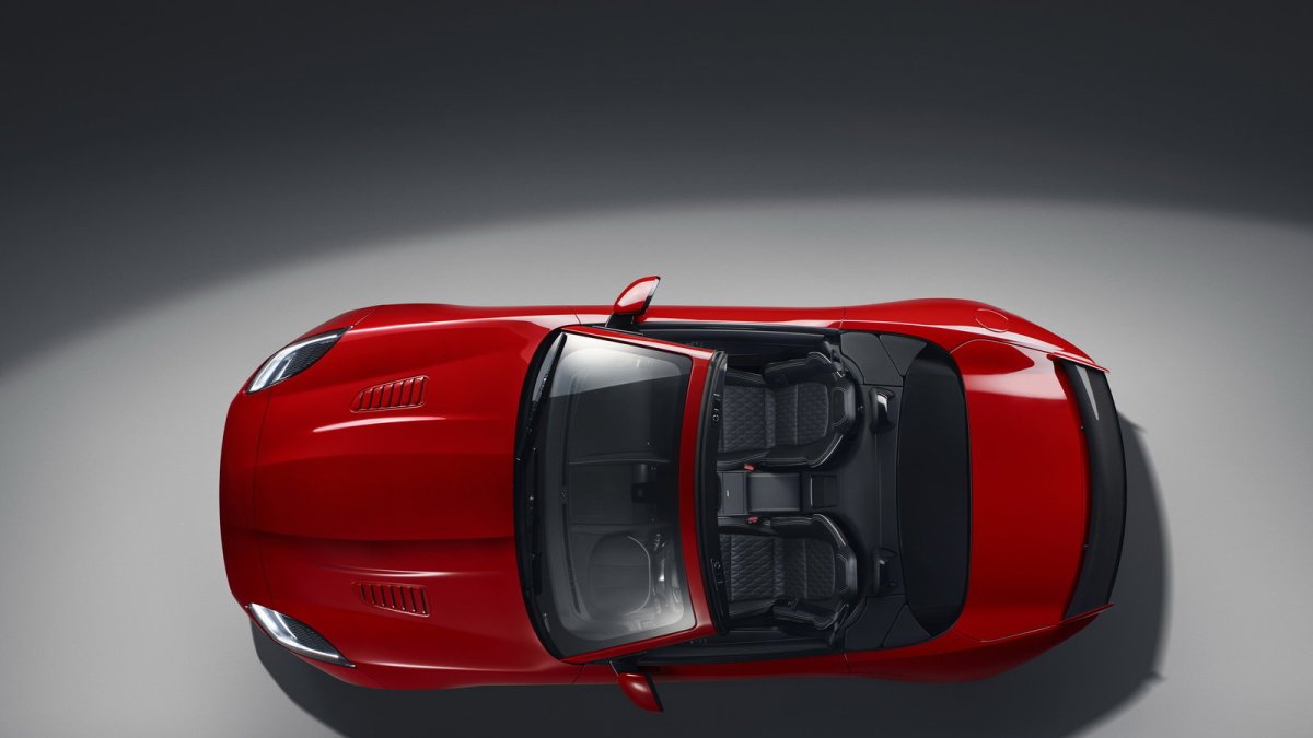 Jaguar F-Type dostal v rámci modernizace lepší interiér a novou verzi 400 Sport.