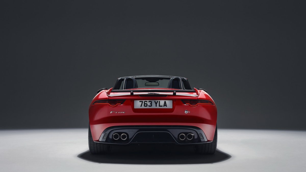 Jaguar F-Type dostal v rámci modernizace lepší interiér a novou verzi 400 Sport.