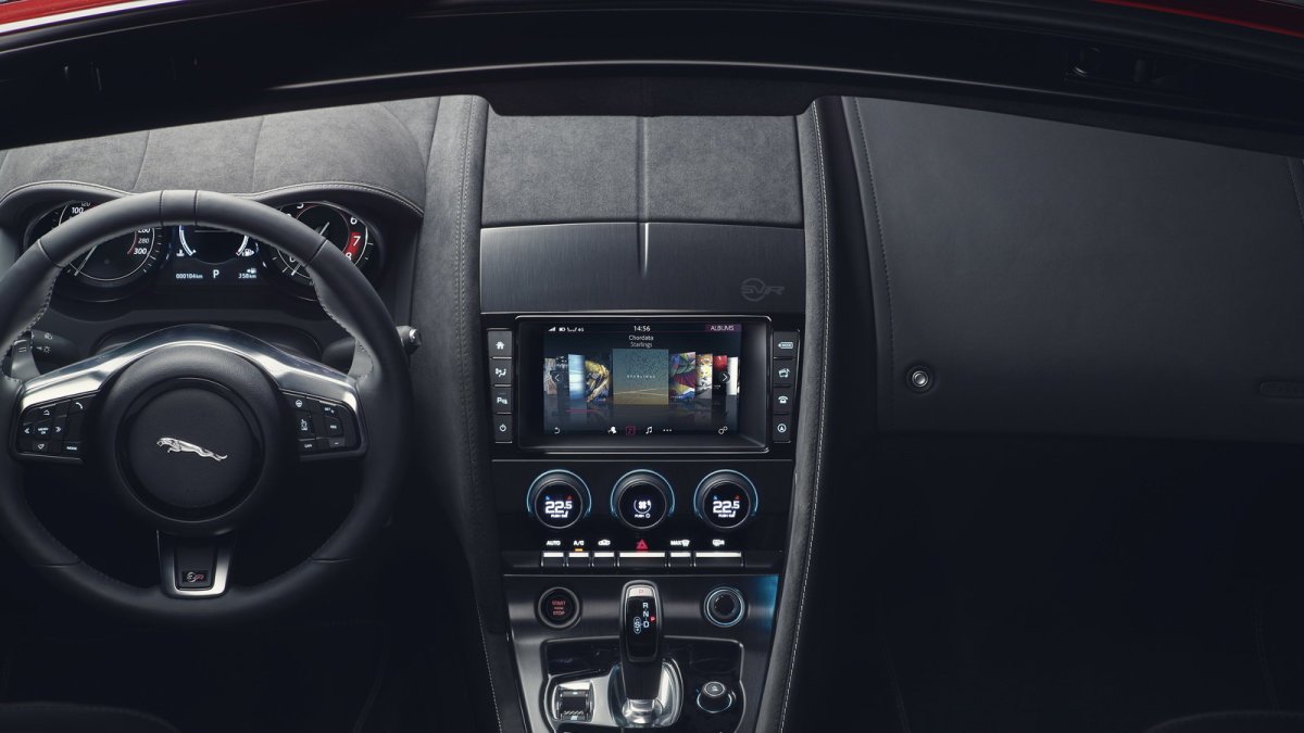 Jaguar F-Type dostal v rámci modernizace lepší interiér a novou verzi 400 Sport.