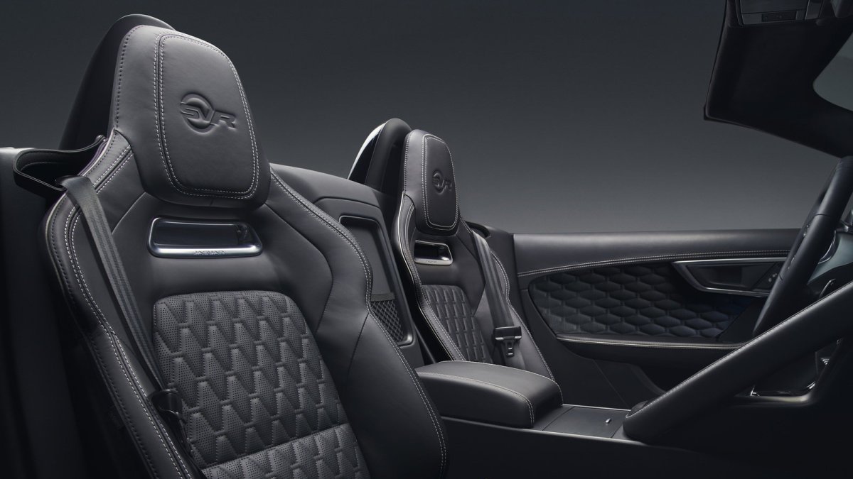 Jaguar F-Type dostal v rámci modernizace lepší interiér a novou verzi 400 Sport.
