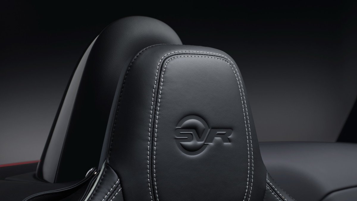 Jaguar F-Type dostal v rámci modernizace lepší interiér a novou verzi 400 Sport.
