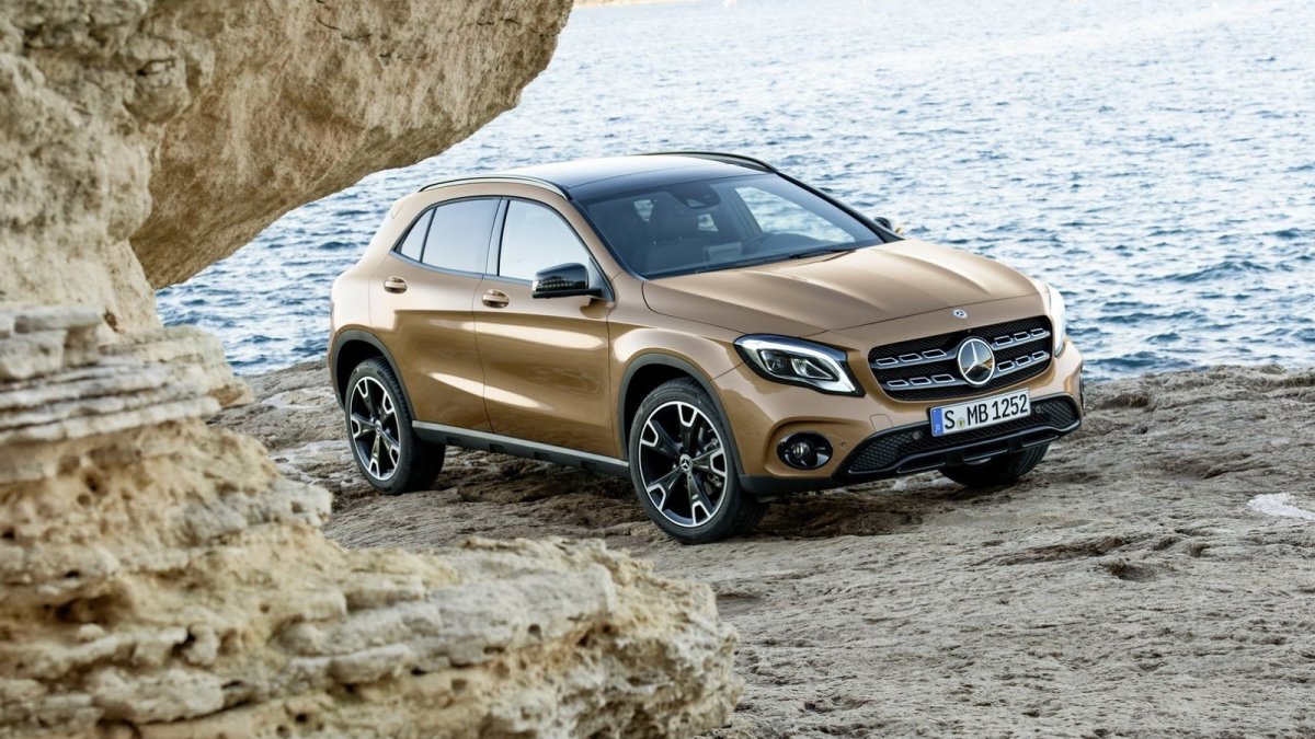 Mercedes-Benz GLA dostal po faceliftu třeba full-LED světlomety.