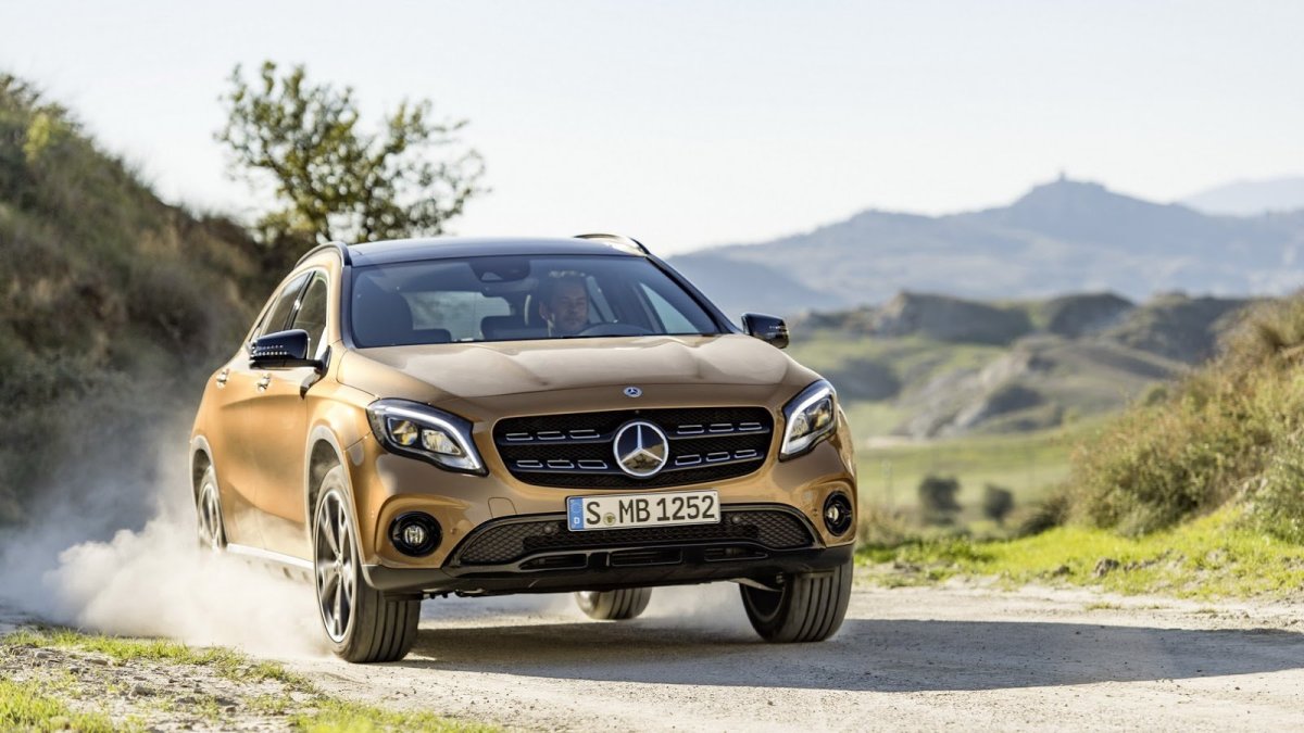Mercedes-Benz GLA dostal po faceliftu třeba full-LED světlomety.