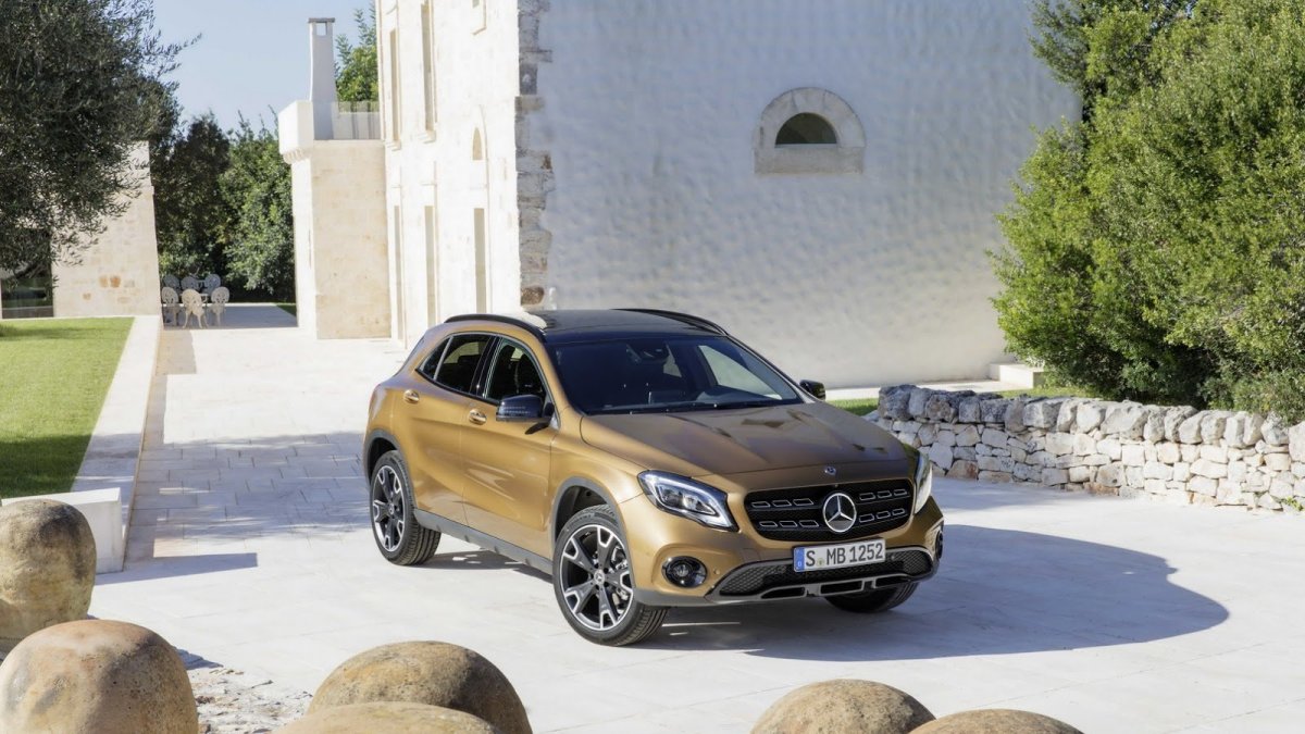 Mercedes-Benz GLA dostal po faceliftu třeba full-LED světlomety.