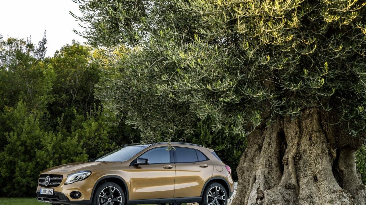 Mercedes-Benz GLA dostal po faceliftu třeba full-LED světlomety.