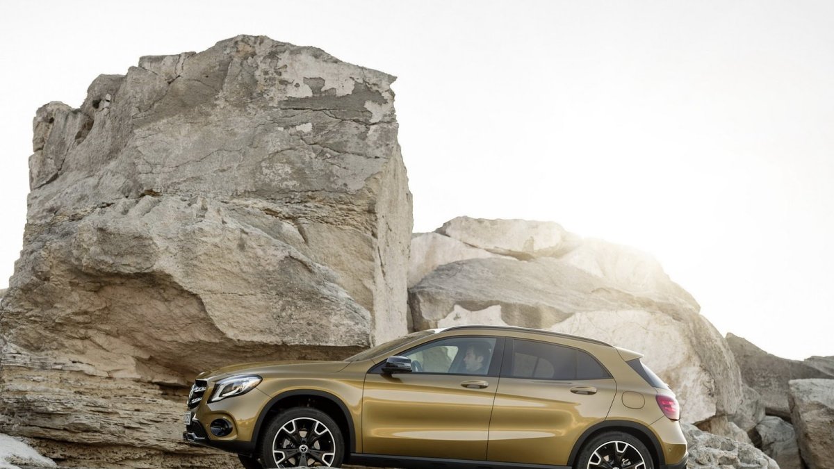 Mercedes-Benz GLA dostal po faceliftu třeba full-LED světlomety.