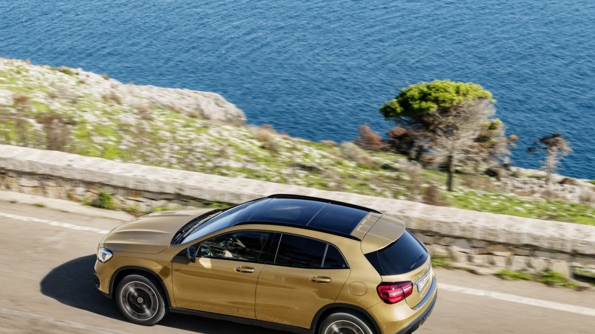 Mercedes-Benz GLA dostal po faceliftu třeba full-LED světlomety.