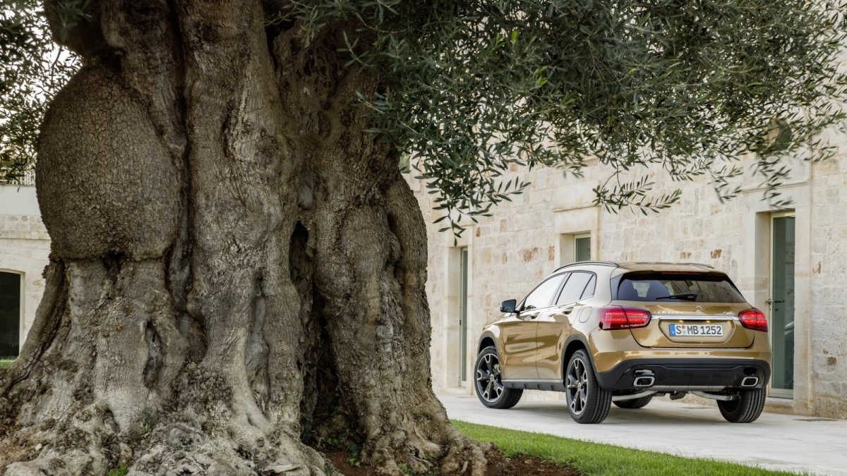 Mercedes-Benz GLA dostal po faceliftu třeba full-LED světlomety.