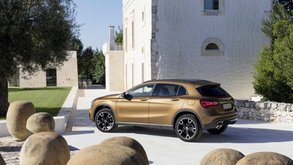 Mercedes-Benz GLA dostal po faceliftu třeba full-LED světlomety.