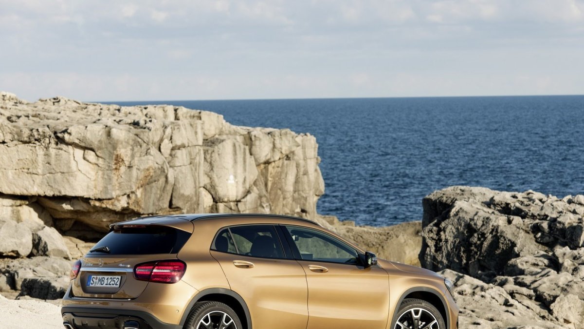 Mercedes-Benz GLA dostal po faceliftu třeba full-LED světlomety.