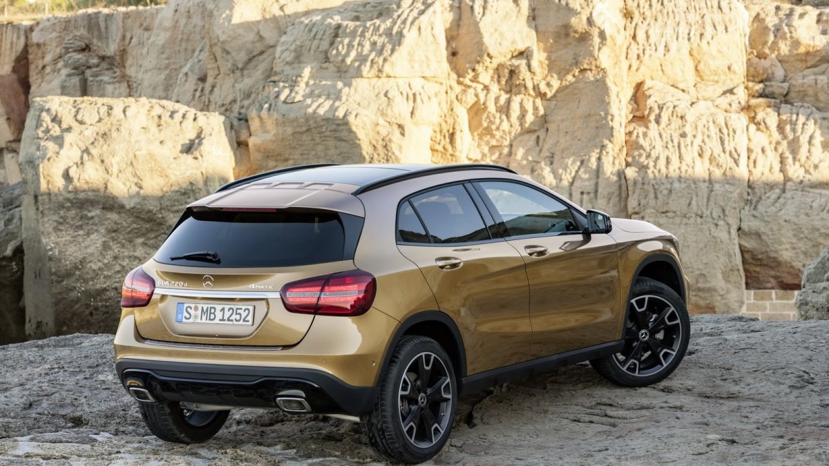 Mercedes-Benz GLA dostal po faceliftu třeba full-LED světlomety.