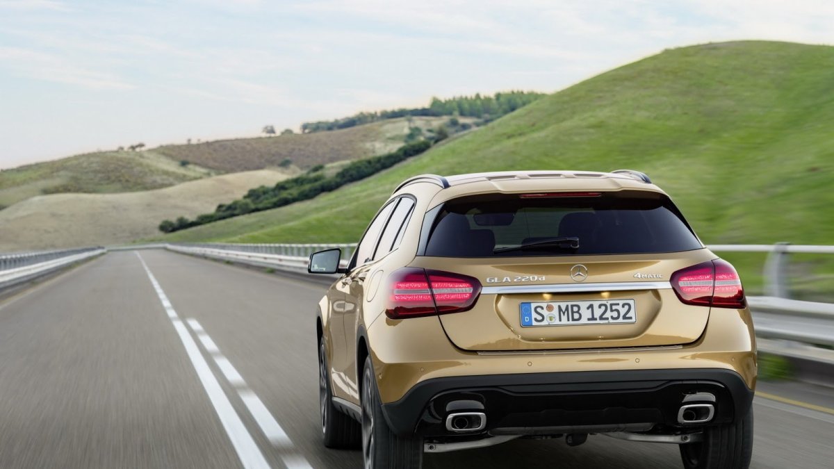 Mercedes-Benz GLA dostal po faceliftu třeba full-LED světlomety.