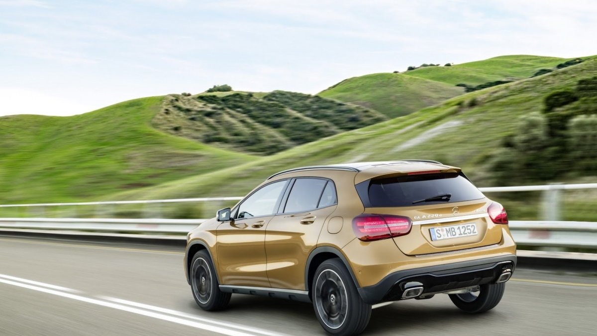 Mercedes-Benz GLA dostal po faceliftu třeba full-LED světlomety.