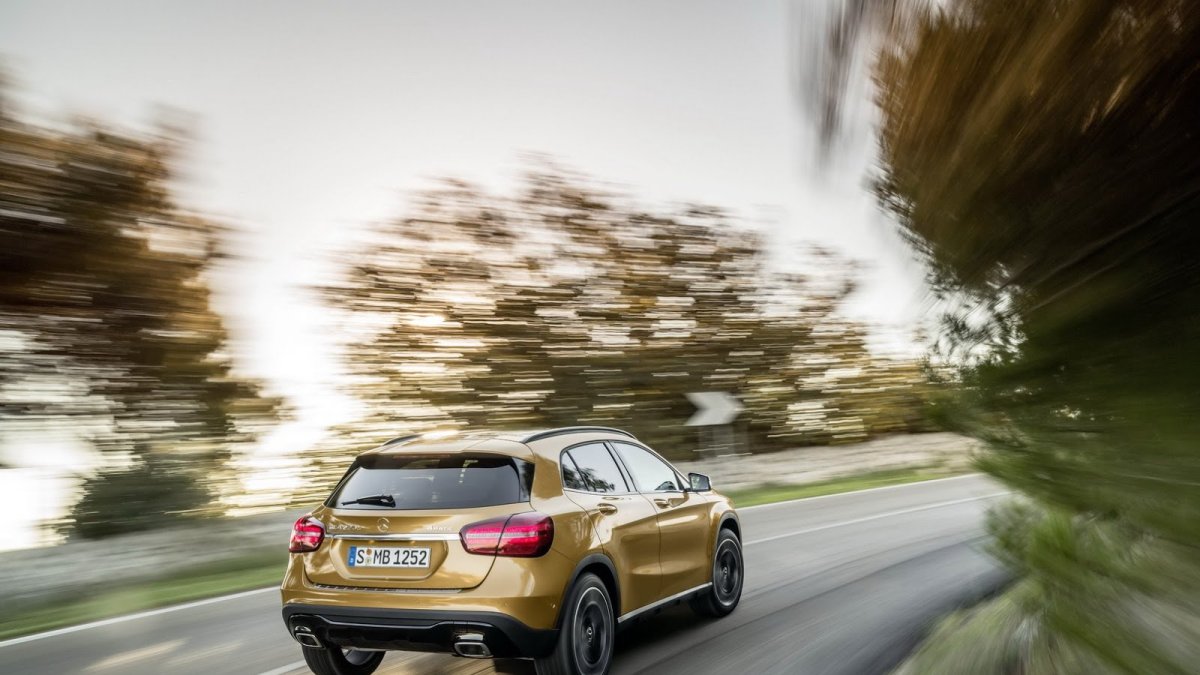 Mercedes-Benz GLA dostal po faceliftu třeba full-LED světlomety.