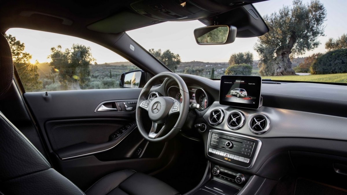 Mercedes-Benz GLA dostal po faceliftu třeba full-LED světlomety.