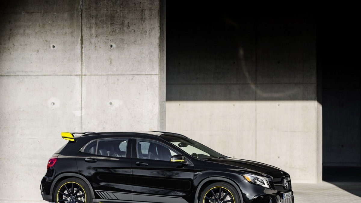 Mercedes-AMG GLA 45 Yellow Night