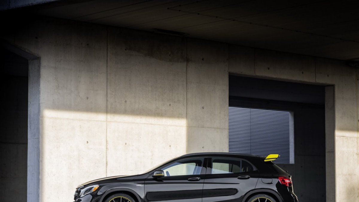 Mercedes-AMG GLA 45 Yellow Night