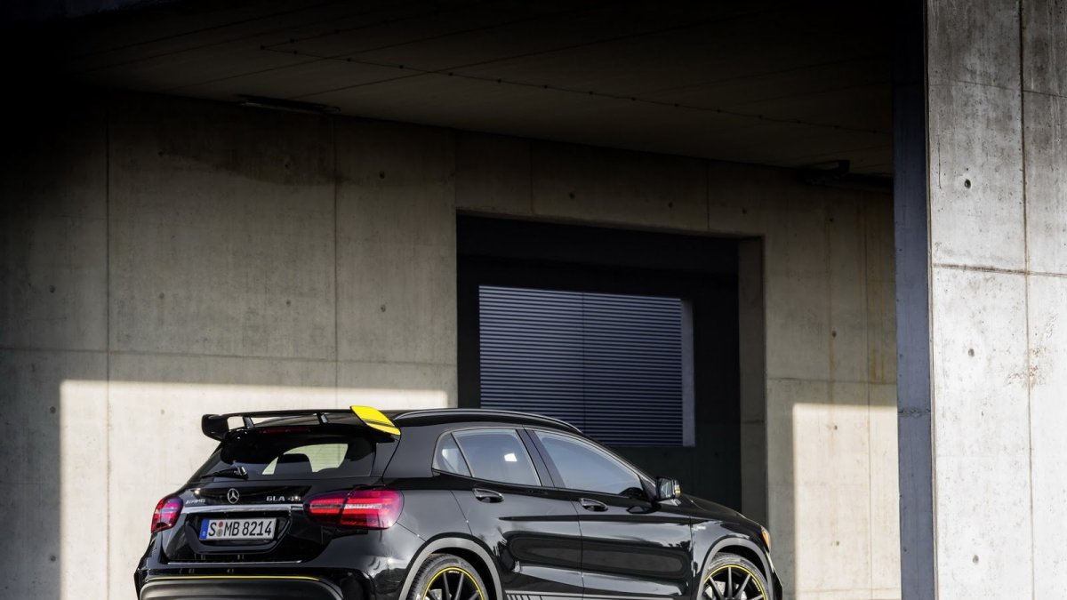 Mercedes-AMG GLA 45 Yellow Night