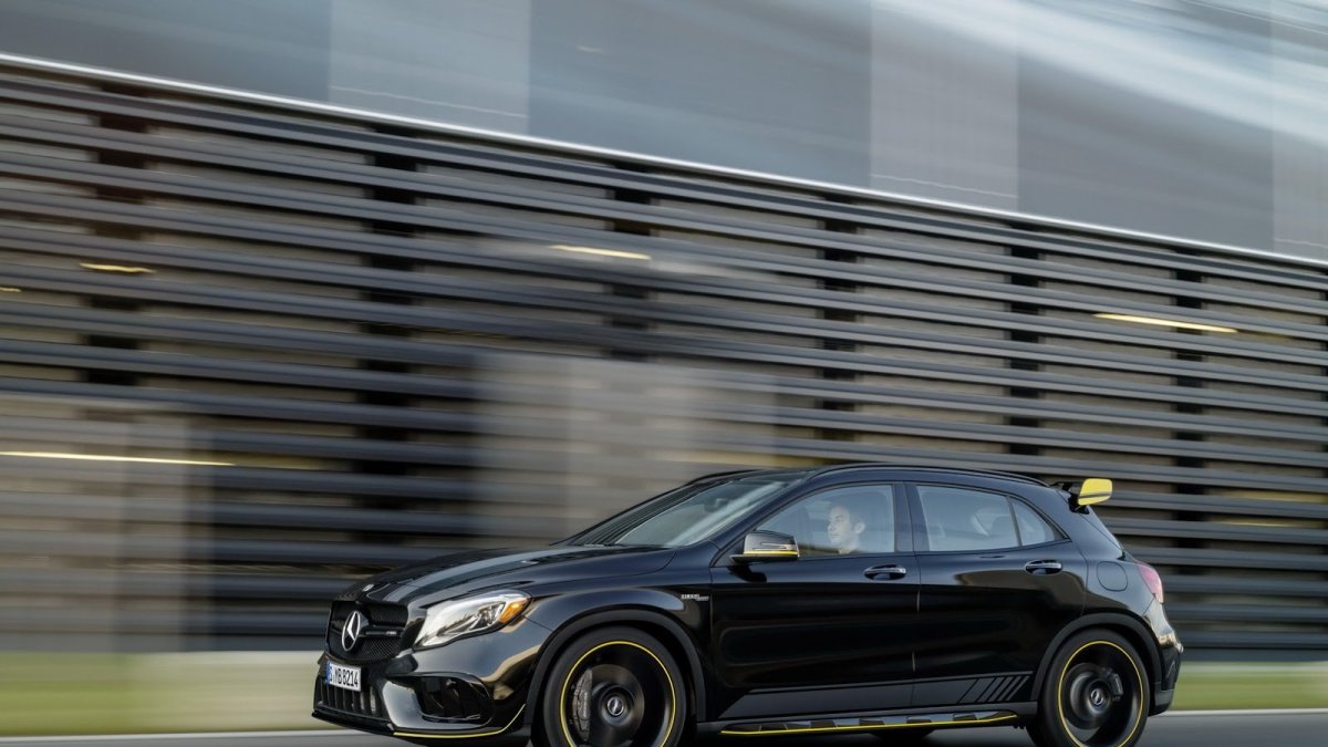 Mercedes-AMG GLA 45 Yellow Night