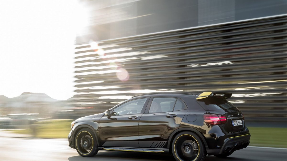 Mercedes-AMG GLA 45 Yellow Night