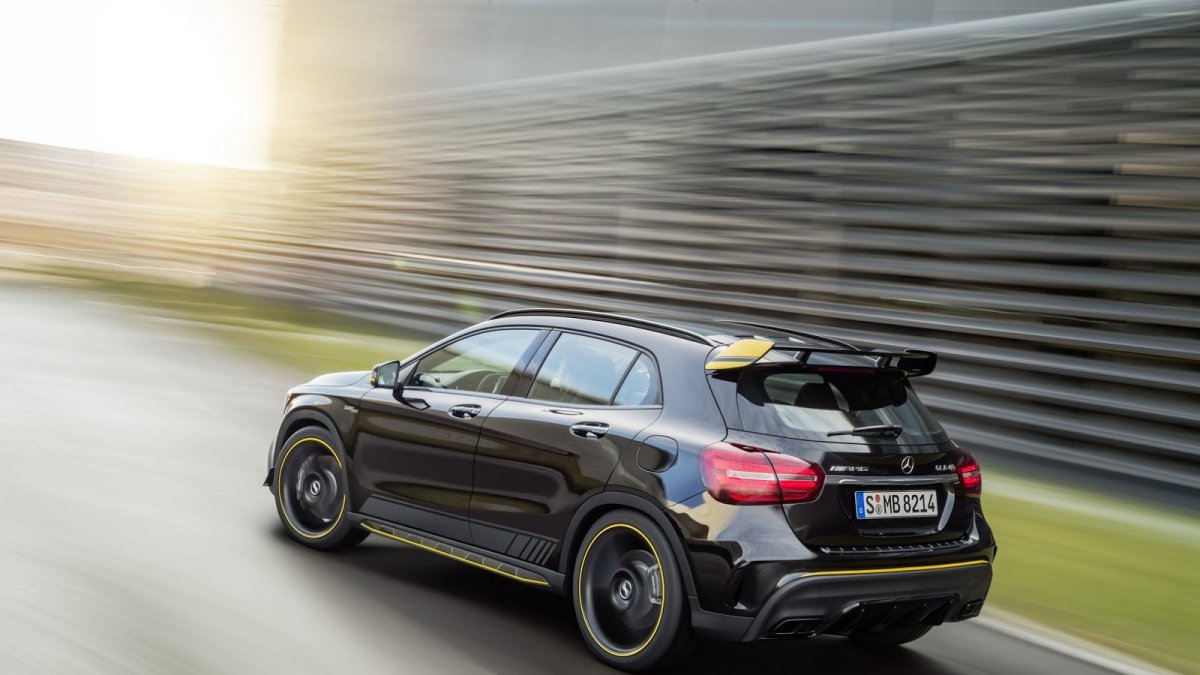 Mercedes-AMG GLA 45 Yellow Night