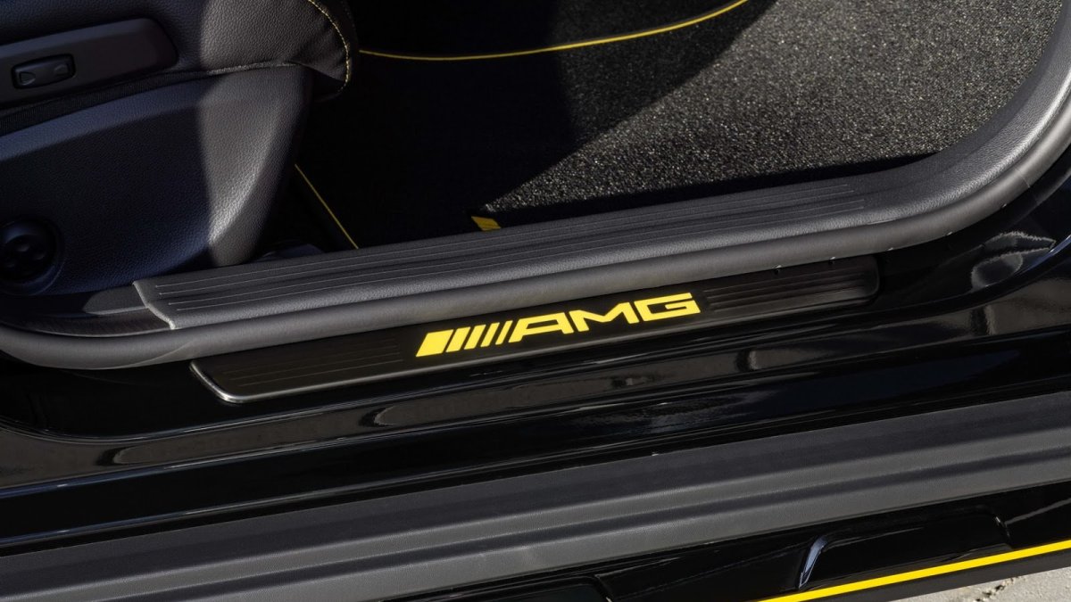 Mercedes-AMG GLA 45 Yellow Night