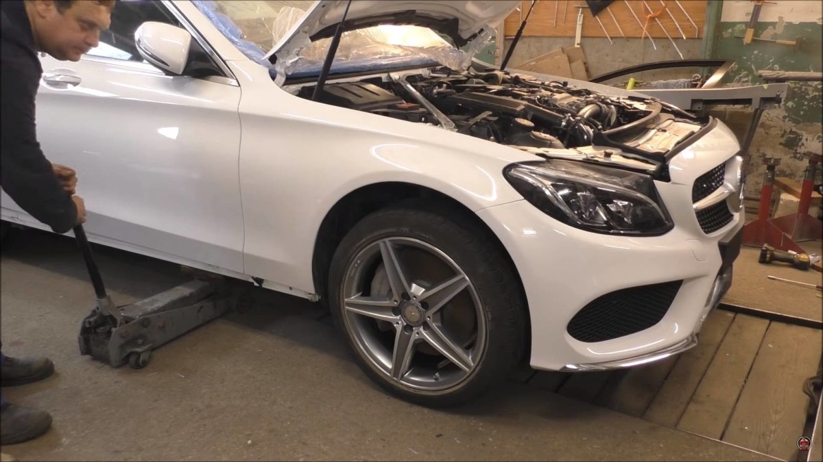 Bouraný Mercedes-Benz C300 by většina lidí nejspíše odepsala, Arthur Tussik z něj však udělal zánovní vůz