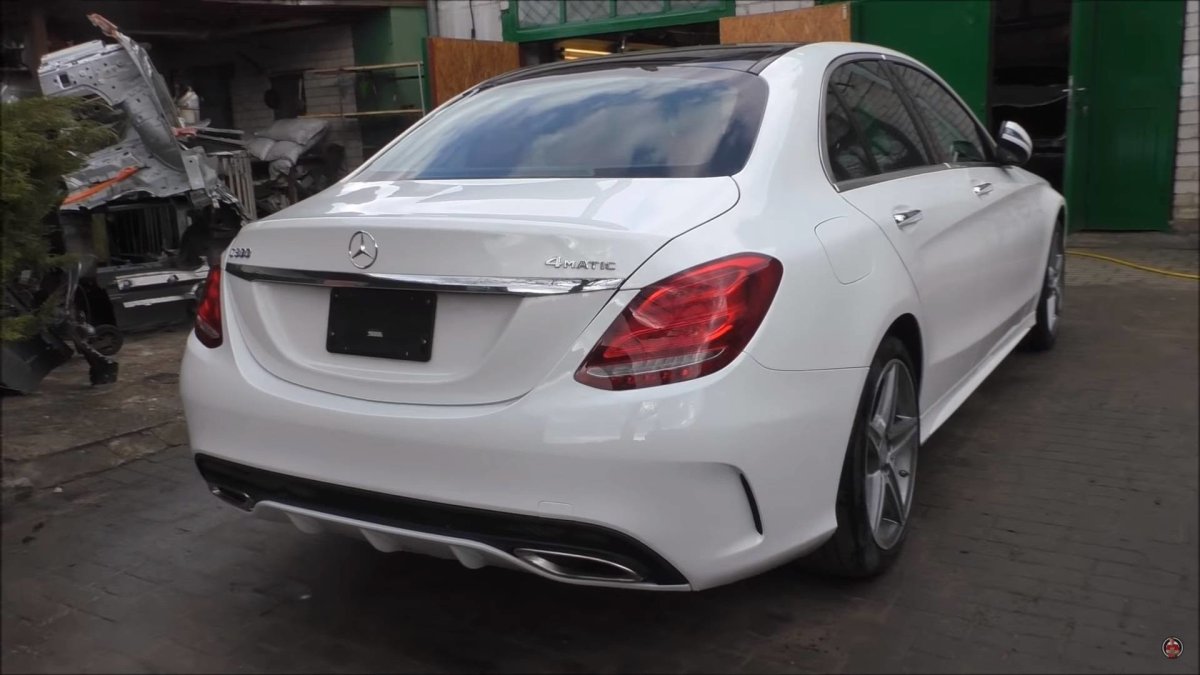 Bouraný Mercedes-Benz C300 by většina lidí nejspíše odepsala, Arthur Tussik z něj však udělal zánovní vůz