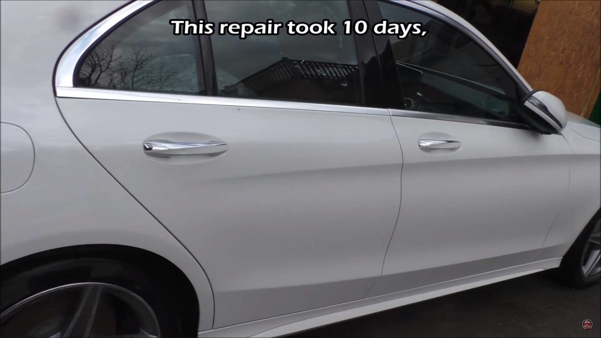 Bouraný Mercedes-Benz C300 by většina lidí nejspíše odepsala, Arthur Tussik z něj však udělal zánovní vůz