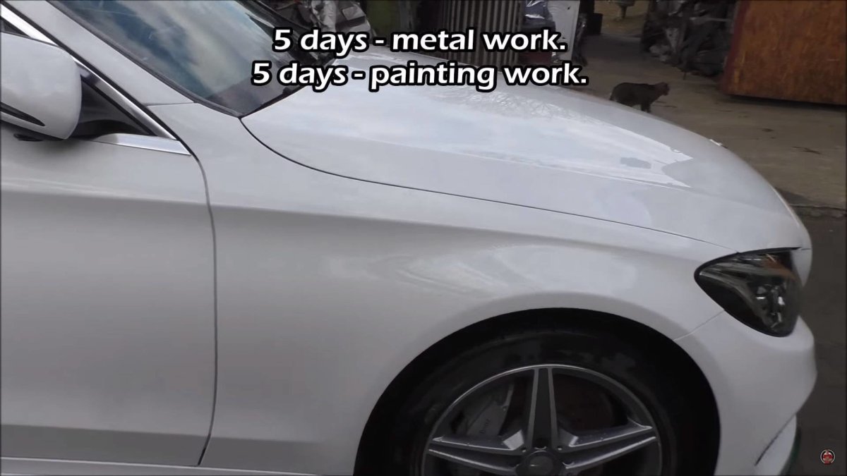 Bouraný Mercedes-Benz C300 by většina lidí nejspíše odepsala, Arthur Tussik z něj však udělal zánovní vůz