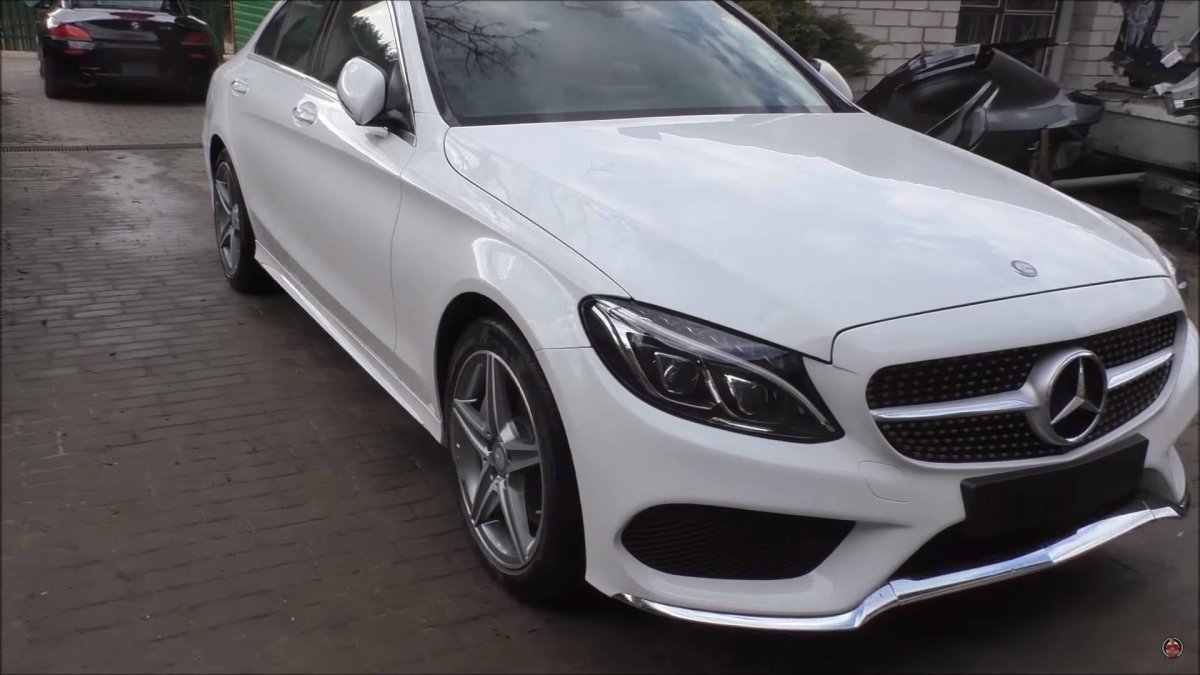 Bouraný Mercedes-Benz C300 by většina lidí nejspíše odepsala, Arthur Tussik z něj však udělal zánovní vůz