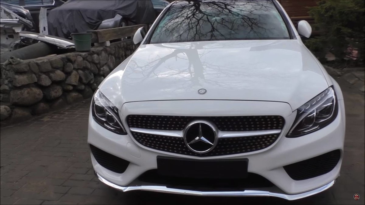 Bouraný Mercedes-Benz C300 by většina lidí nejspíše odepsala, Arthur Tussik z něj však udělal zánovní vůz