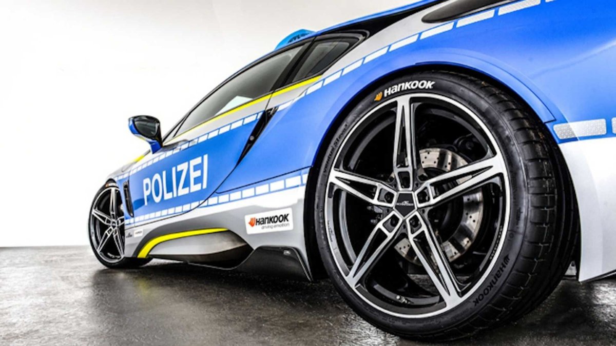 V rámci kampaně TUNE IT! SAFE! představila tuningová společnost AC Schnitzer policejní BMW i8