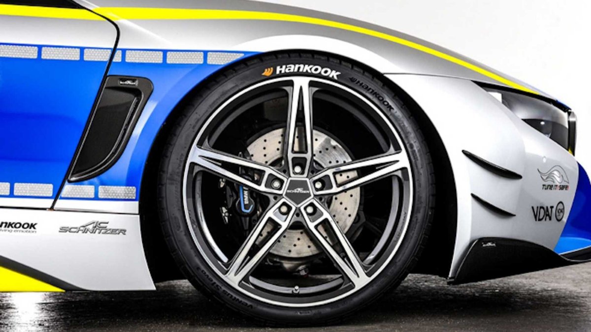 V rámci kampaně TUNE IT! SAFE! představila tuningová společnost AC Schnitzer policejní BMW i8