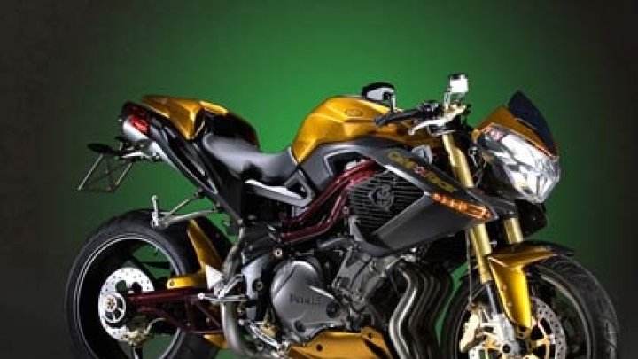 Italský tříválec Benelli Cafe Racer 08