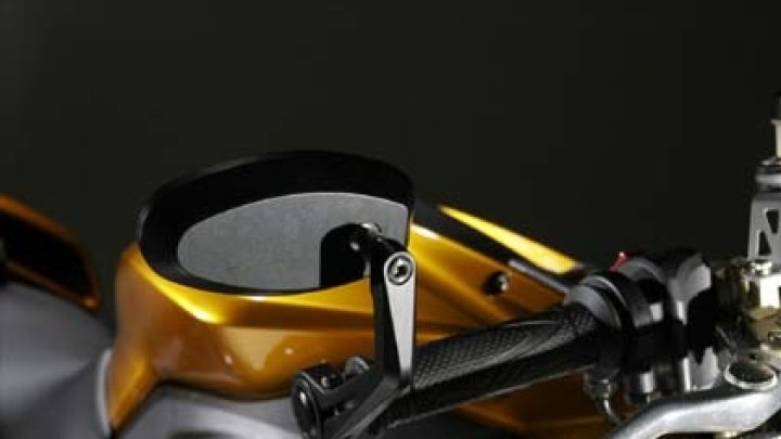 Italský tříválec Benelli Cafe Racer 08