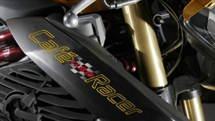 Italský tříválec Benelli Cafe Racer 08