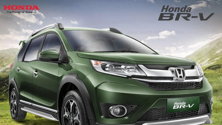 Vpředu je chromovaná maska chladiče, Honda BR-V.