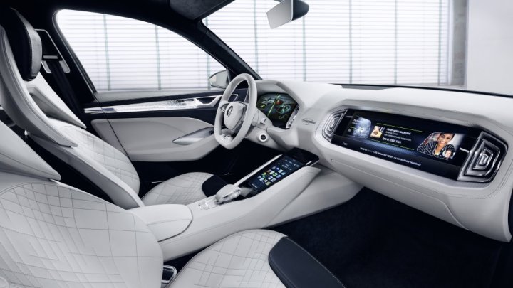 Škoda VisionS má v interiéru obrazovku pro každého pasažéra a pod kapotou plug-in hybrid.