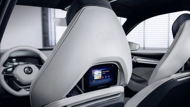 Škoda VisionS má v interiéru obrazovku pro každého pasažéra a pod kapotou plug-in hybrid.