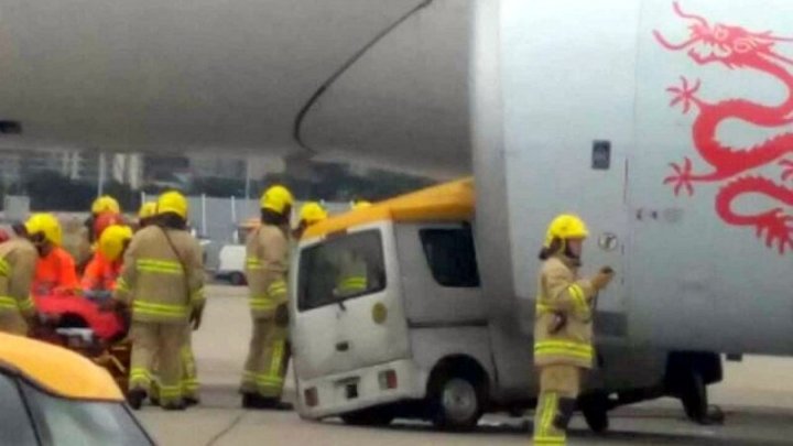 Nehoda letištního vozidla a dopravního letounu