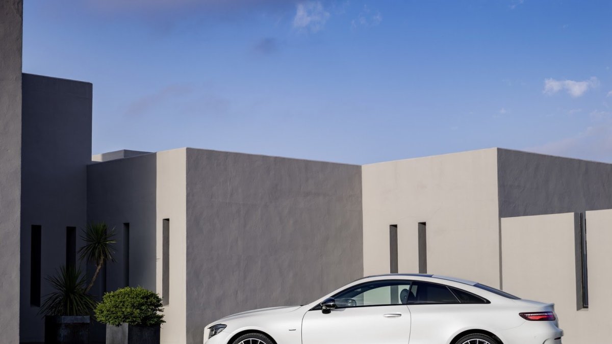 Mercedes-Benz třídy E s karosérií kupé patří k nejelegantnějším autům dneška.