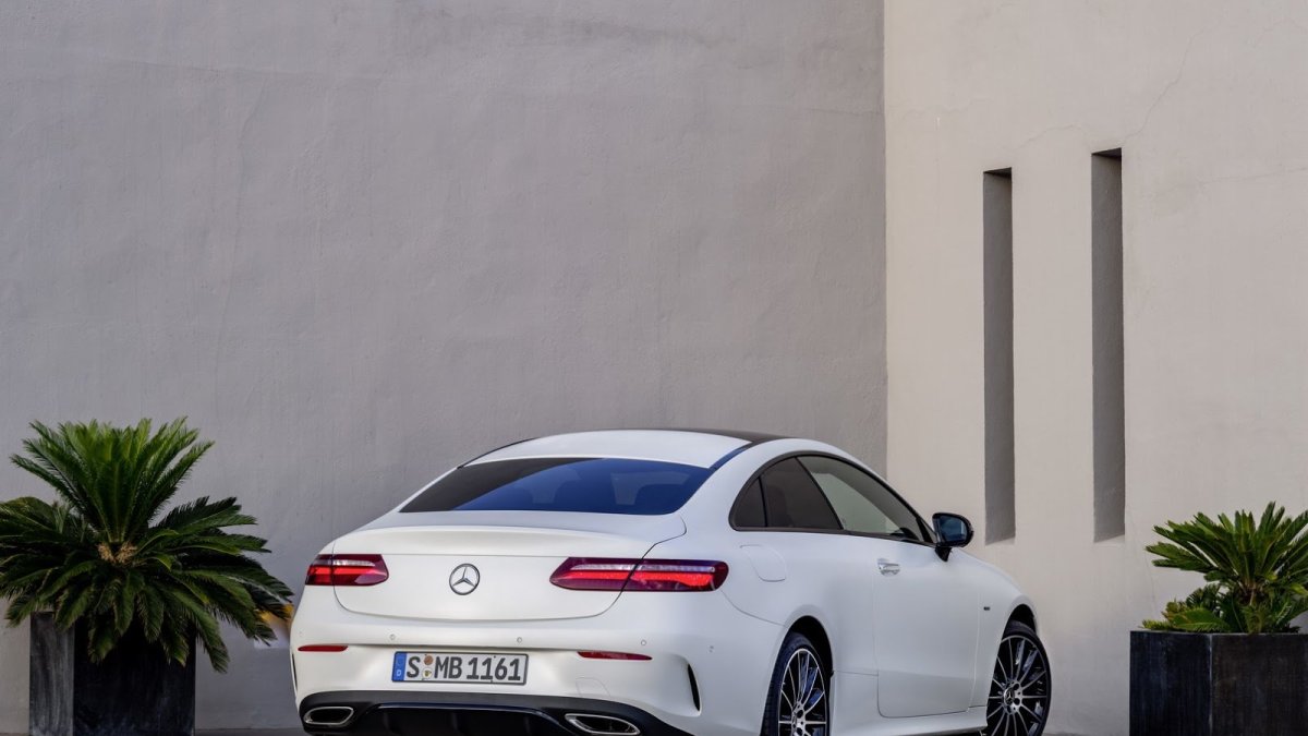 Mercedes-Benz třídy E s karosérií kupé patří k nejelegantnějším autům dneška.