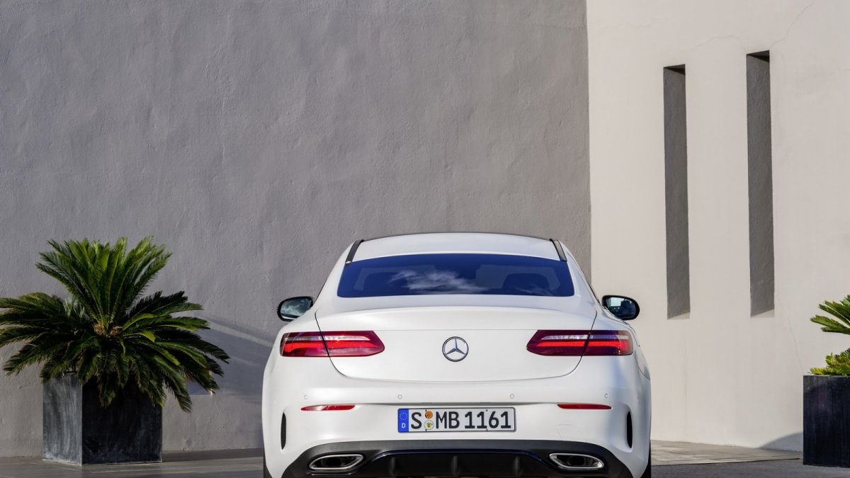 Mercedes-Benz třídy E s karosérií kupé patří k nejelegantnějším autům dneška.